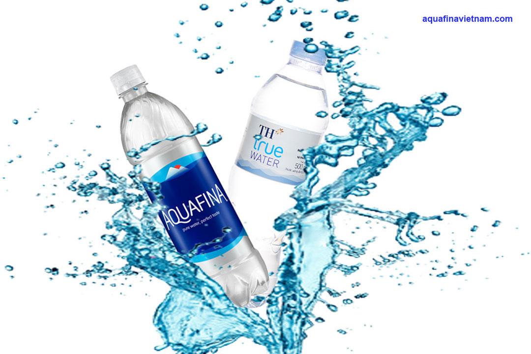 Nước tinh nghịch khiết Aquafina và TH True Water sở hữu gì không giống biệt?