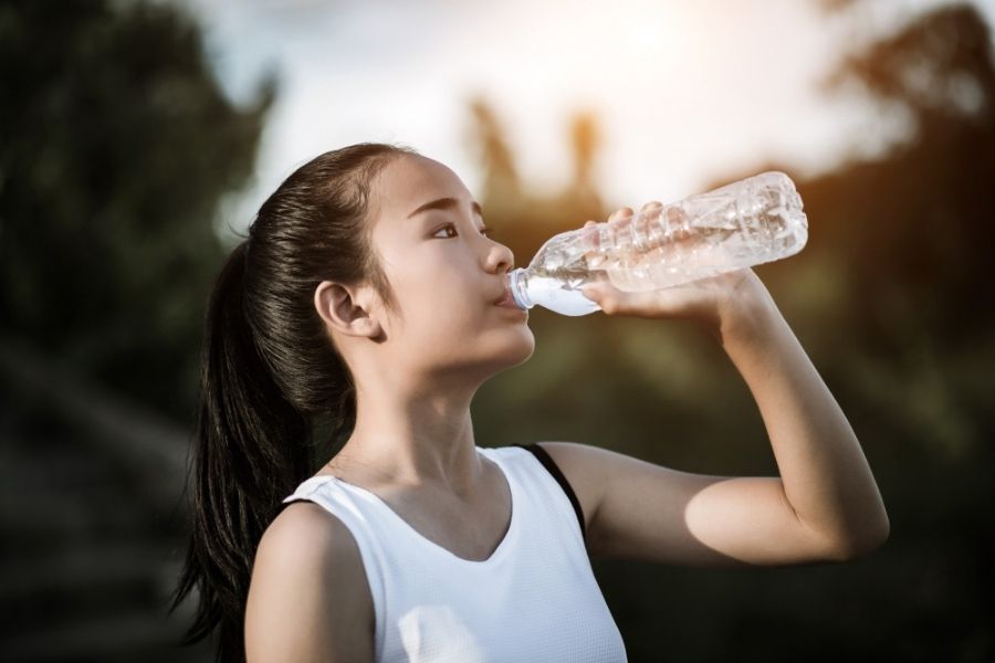 Uống nước sau khi chạy bộ